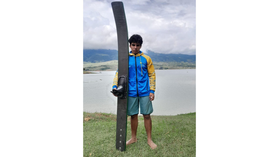 El joven de 18 años Samuel Acevedo logró el tercer mejor registro de salto en esquí náutico en el lago Calima.