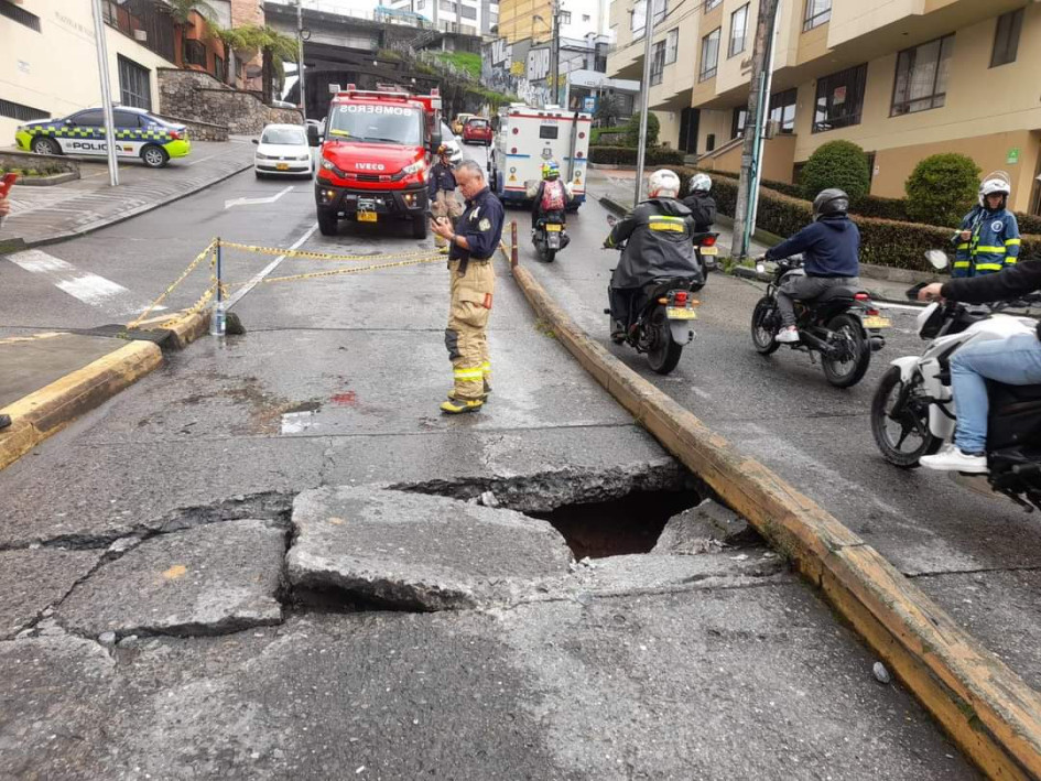 El daño ocurrió en la calle 67 con carrera 22, en el carril de descenso hacia la glorieta de San Rafael, en Manizales.