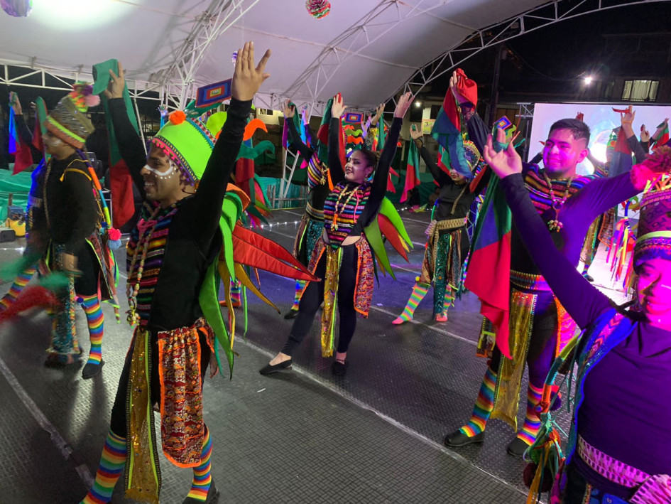 En la tarima las danzas llenaron el Parque de Bolívar.