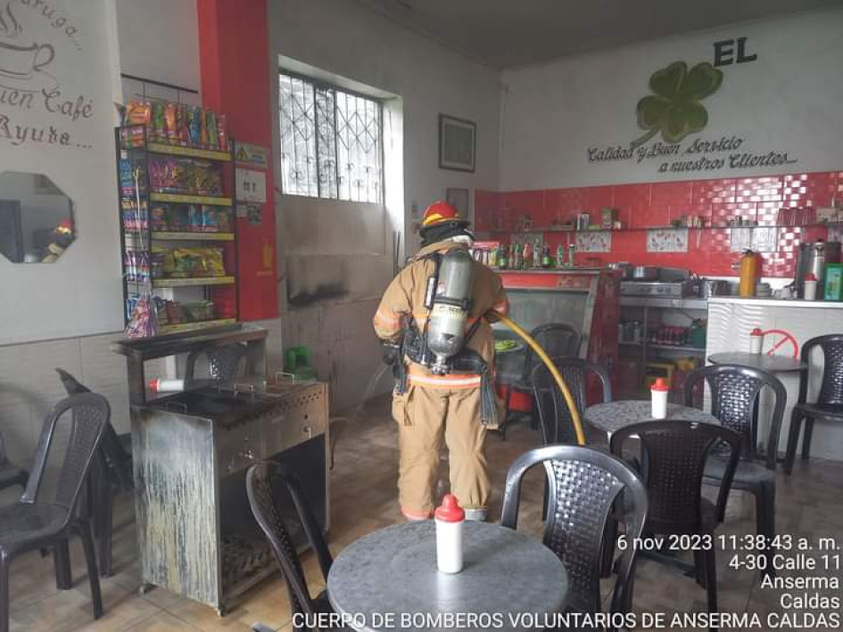 El fritador del establecimiento, llamado El Trébol, originó el fuego en la mañana de este lunes. El afectado fue trasladado al hospital del municipio.