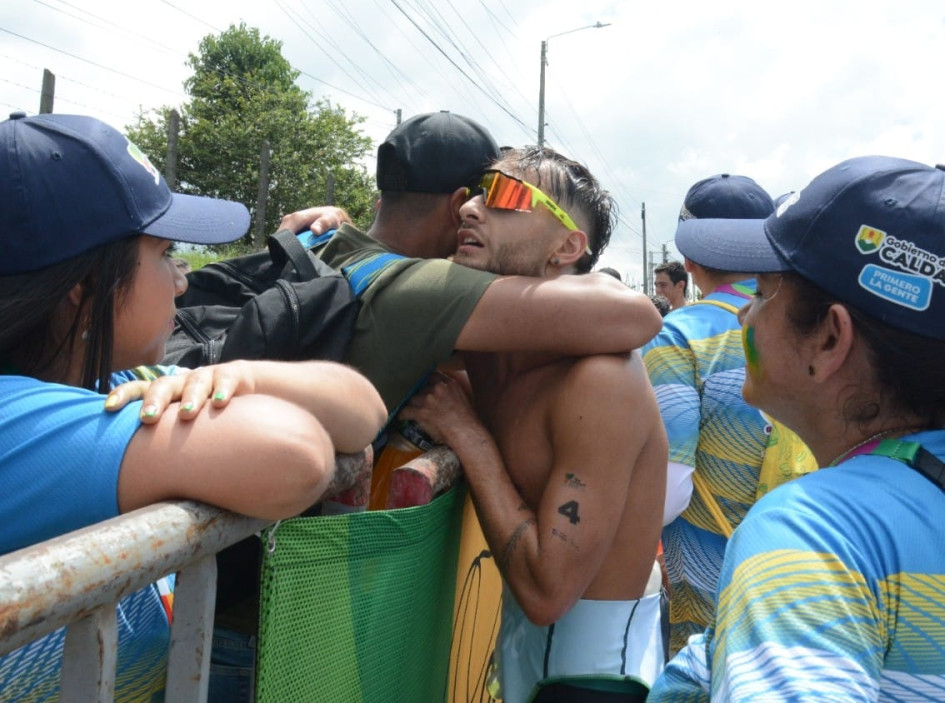 El triatlonista caldense Juan José Giraldo llegó en tercer lugar a la meta en Chinchiná. El oro se lo quedó Valle del Cauca y la plata fue para Bogotá.