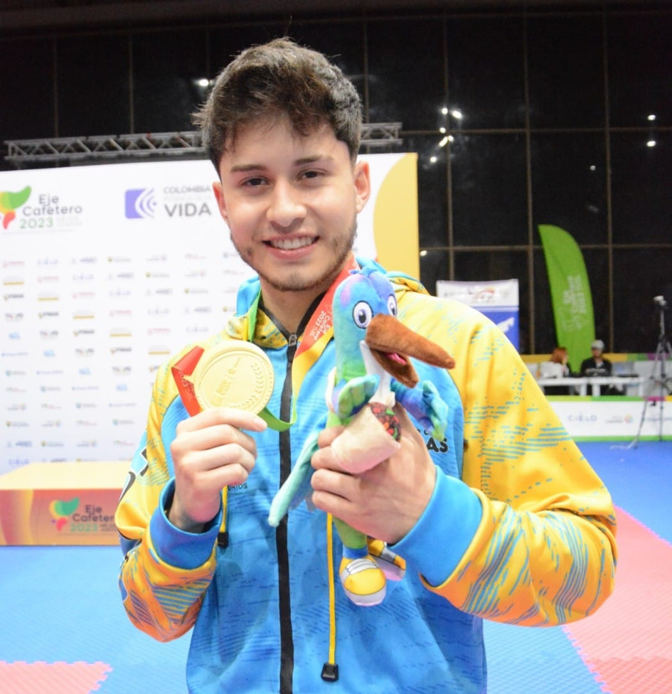 El karateca Jacobo Puentes le da la décima medalla de oro a Caldas