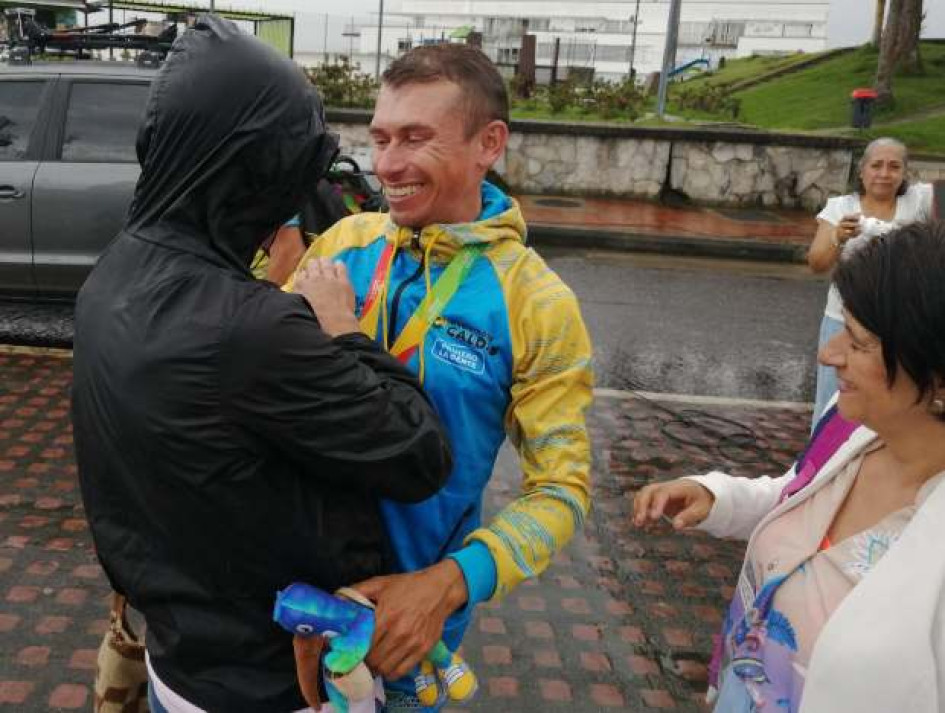 Foto I Freddy Arango I LA PATRIA  Dídier Chaparro es recibido por sus padres, Efraín y Luz Estela, en la meta en Chipre.
