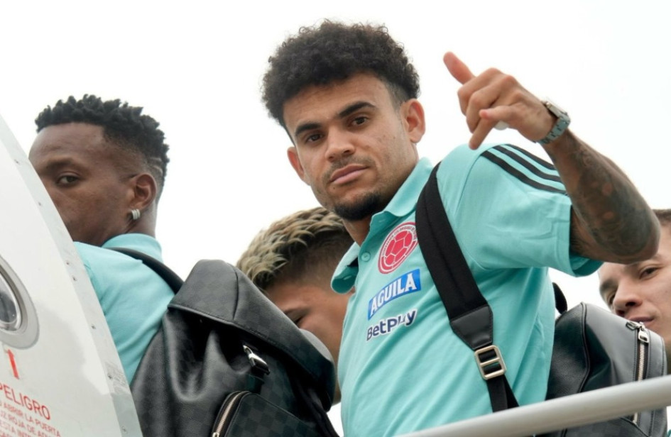 Luis Díaz abordando al avión que los llevará a Asunción. 