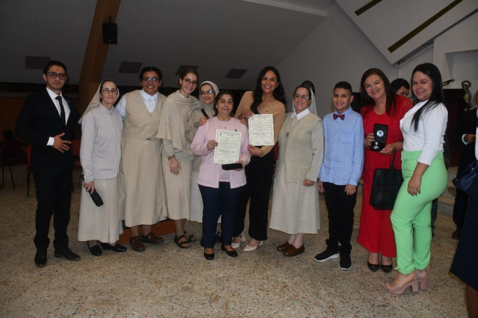 Se les reconoció la integridad, el ejemplo de vida y el sentido de pertenencia por los colegios.