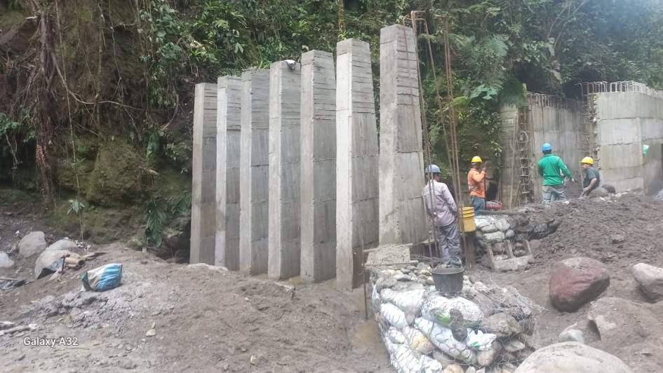 Los obreros trabajan en la construcción de unos muros de contención de empalizadas, en el sitio donde quedaría ubicada la nueva bocatoma de Villamaría (Caldas).