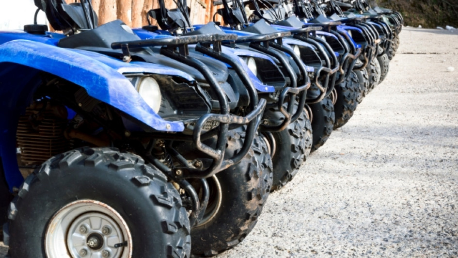 Cuatrimotos azules parqueadas una al lado de la otra