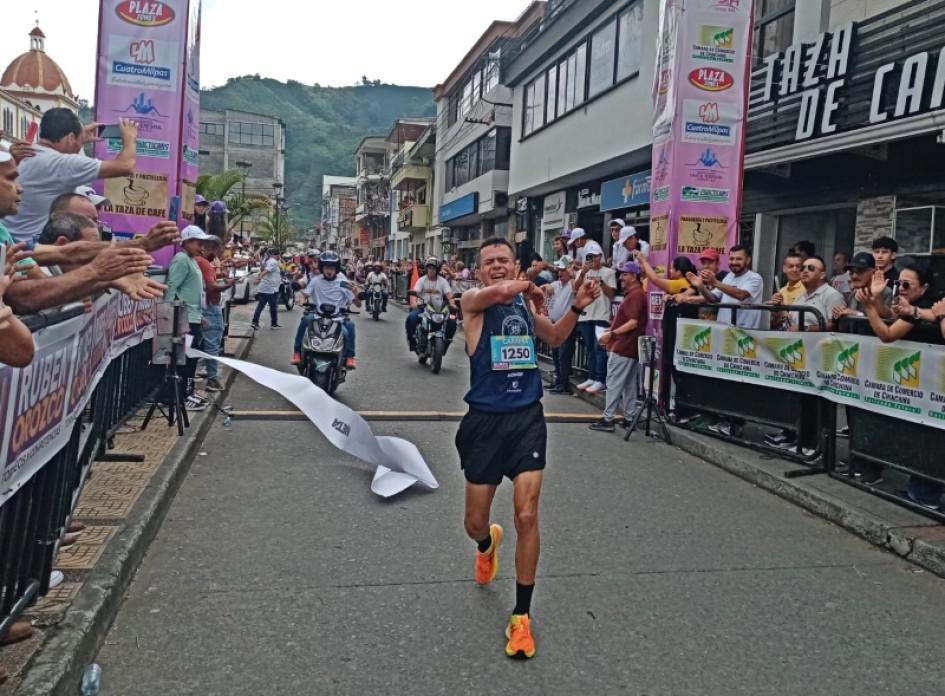 Diego Orozco, de Sevilla (Valle del Cauca), fue el campeón en categoría Élite de la Primera Carrera Atlética 11k San Silvestre-Rubén Orozco, en Chinchiná (Caldas).