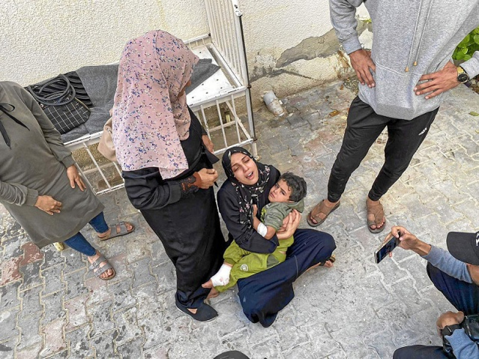 En la ya devastada Franja de Gaza, sus habitantes amanecieron ayer bajo el fuego de intensos bombardeos israelíes.