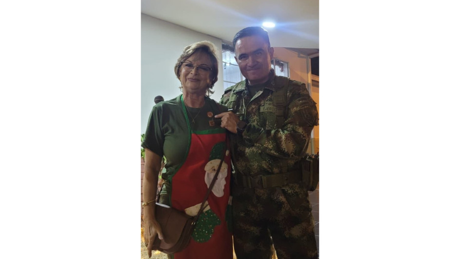 Ángela Gómez de Cárdenas junto al coronel Juan Gabriel Rojas González, que condecoró a las voluntarias por sus servicios.