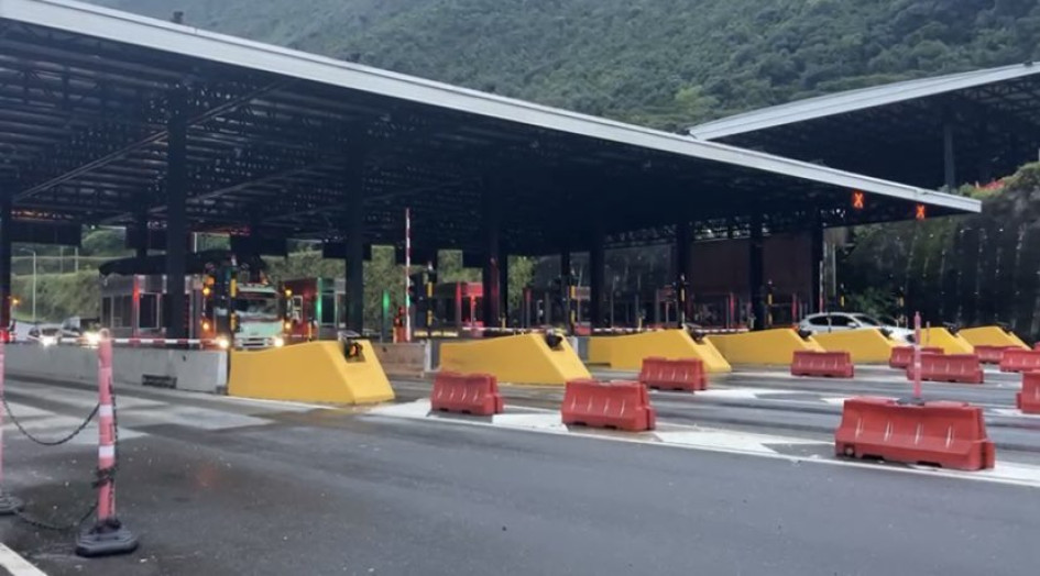 Atacan con explosivos dos peajes del centro del país