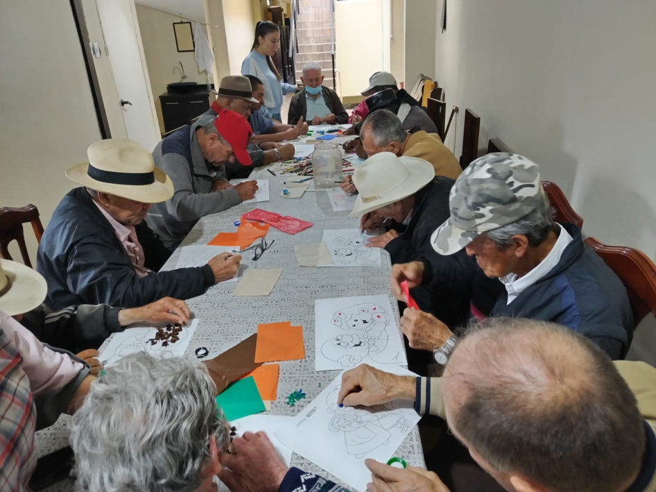 La Administración que termina saca pecho por el trabajo social que se hizo con los adultos mayores. En la foto, una campaña de salud e integración en el Hogar San Francisco.