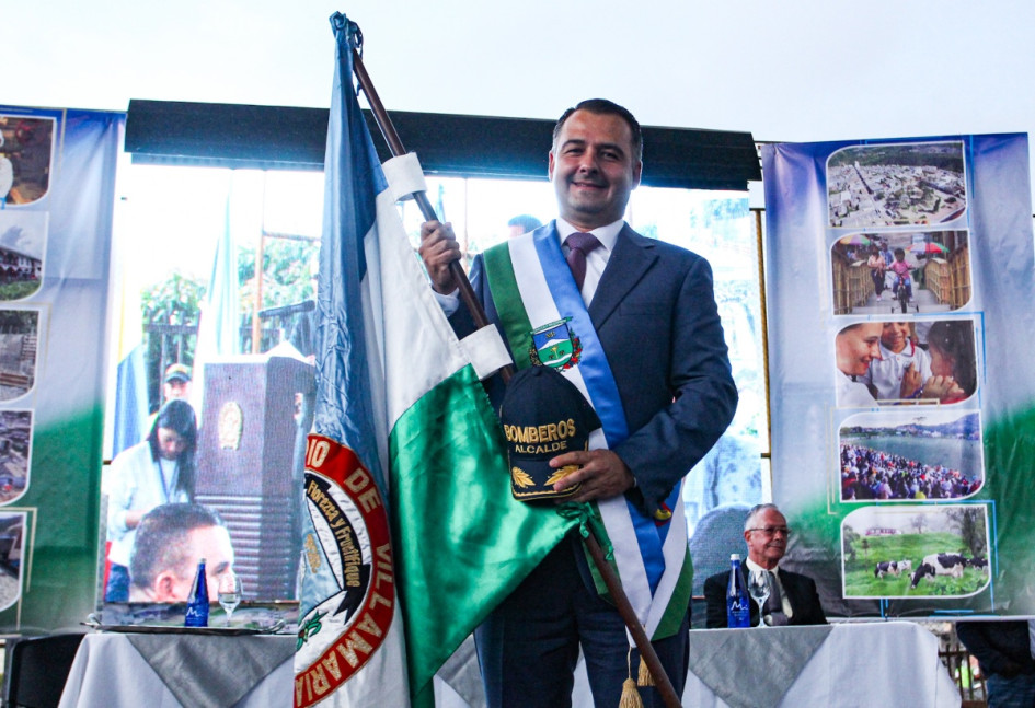 Una vez tomó posesión del cargo de alcalde de Villamaría, Jonier Alejandro Ramírez Zuluaga posó con la bandera de su municipio.