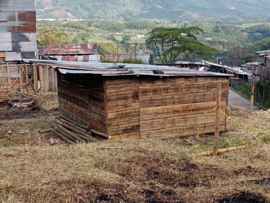 Los damnificados en un incendio el 16 julio del 2020, en el barrio Nuevo Horizonte, de Chinchiná, vuelven a construir sus viviendas en esterilla.