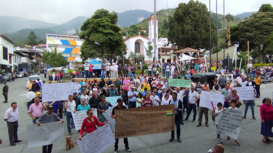 "Colaco, vendido, el pueblo está ofendido" le gritaba la población que se reunió en el parque principal del municipio al actual mandatario José Óscar González, quien llegó al cargo tras la renuncia de Jorge Orlando García.