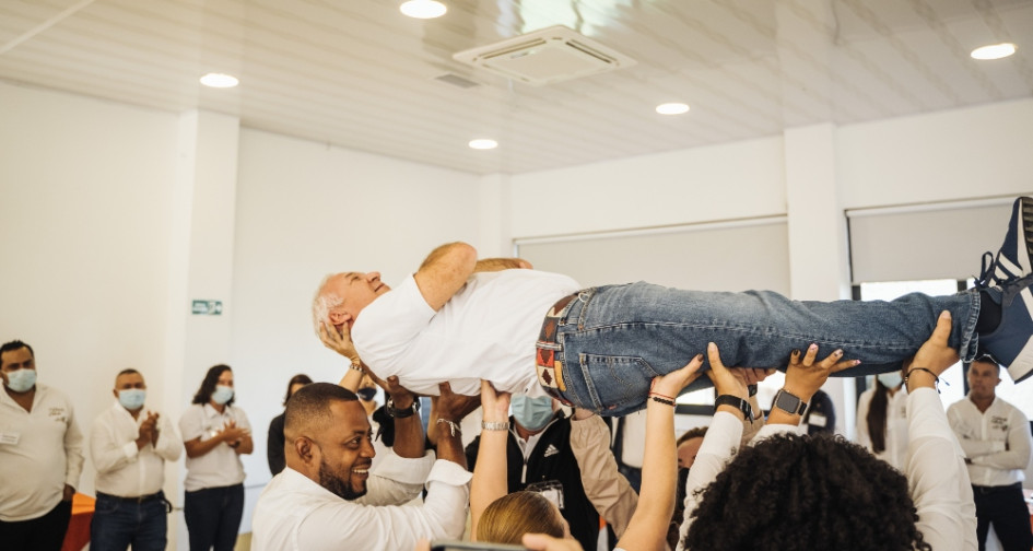 El gerente de Fundación Lúker, Pablo Jaramillo Villegas, cargado por sus compañeros de trabajo. La entidad fue reconocida por tener uno de los mejores ambientes laborales en el país, con una calificación de 98,5 sobre 100, que la ubicó en la undécima posición entre 65 empresas en el 2023.