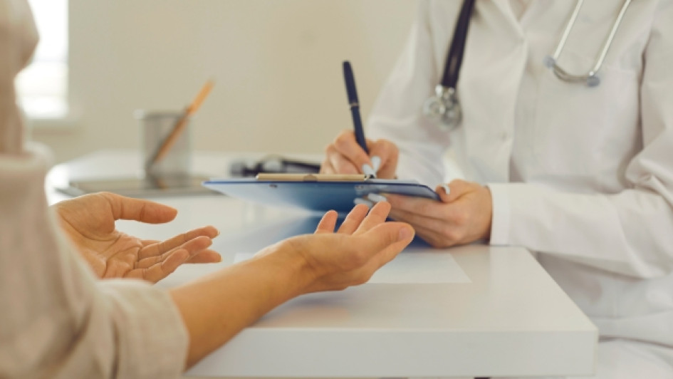 Dos personas en una consulta médica.