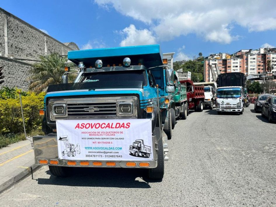 Volqueteros de la PTAR Los Cámbulos protestan por el no pago de sus salarios