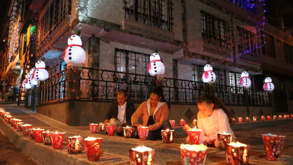 Creativos faroles, familias unidas y música en la noche de las velitas en Manizales