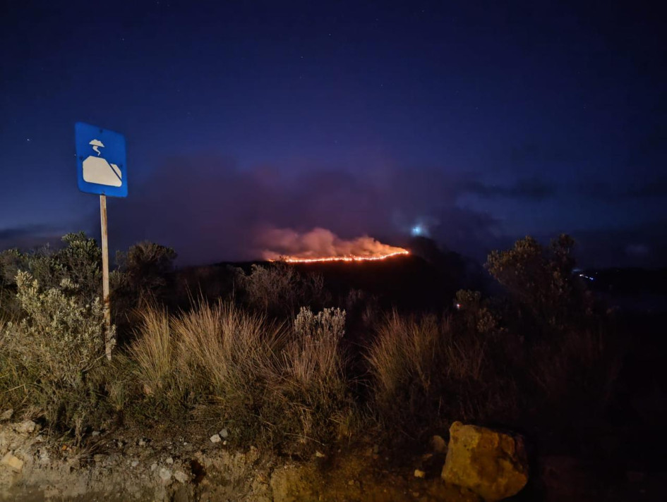 Según informa la Secretaría de Medio Ambiente de Caldas, alrededor de 40 personas buscan sofocar los cuatro focos activos que tiene el incendio.