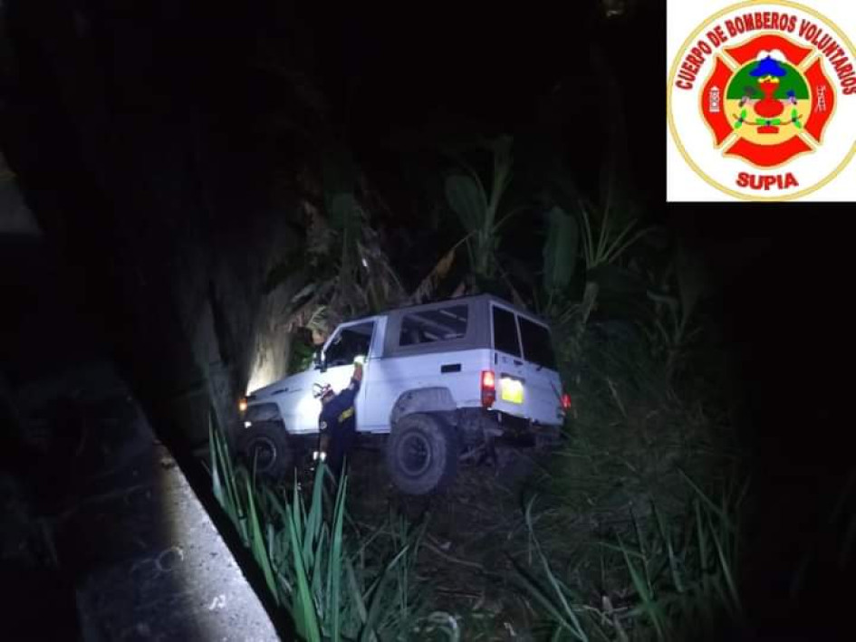 Este es el carro que se salió de la carretera en la vía Manizales-Medellín, en el puente de La Felisa.