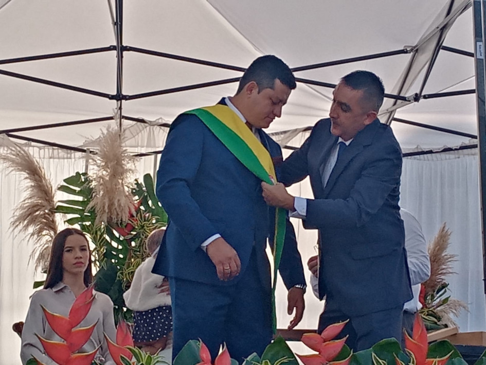 El alcalde saliente de Palestina, Mauricio Jaramillo Martínez (derecha), le impuso la banda del municipio a su sucesor, Álvaro Andrés Osorio Valencia.