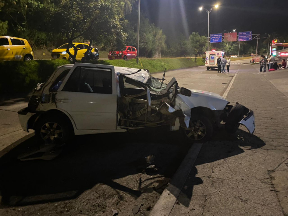 Así quedó el vehículo tras chocar contra un poste y volcarse en la avenida Kevin Ángel de Manizales.