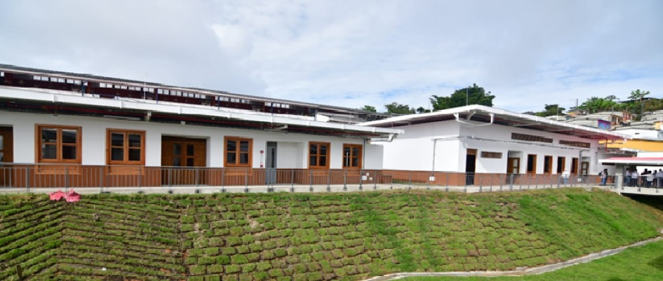 La sede de la Normal Superior María Escolástica, de Salamina, es una de las tres obras entregadas en el 2023 por el FFIE y la Secretaría de Educación.