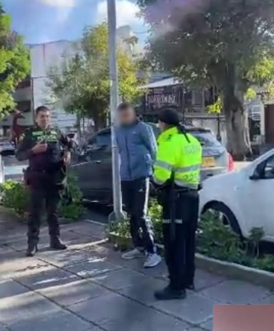 La Policía interceptó al señalado luego de que supuestamente amenazó con un cuchillo a la mujer que asedia.