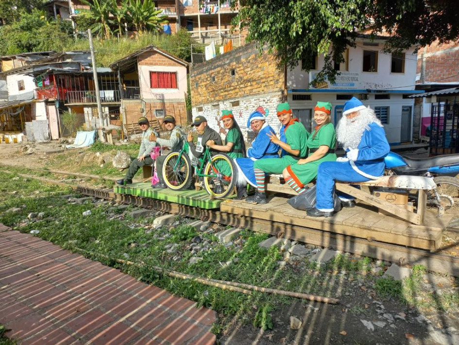 Disfrazados, los uniformados se transportaron hasta zona rural de Arauca para brindarles un día de alegría a los niños.