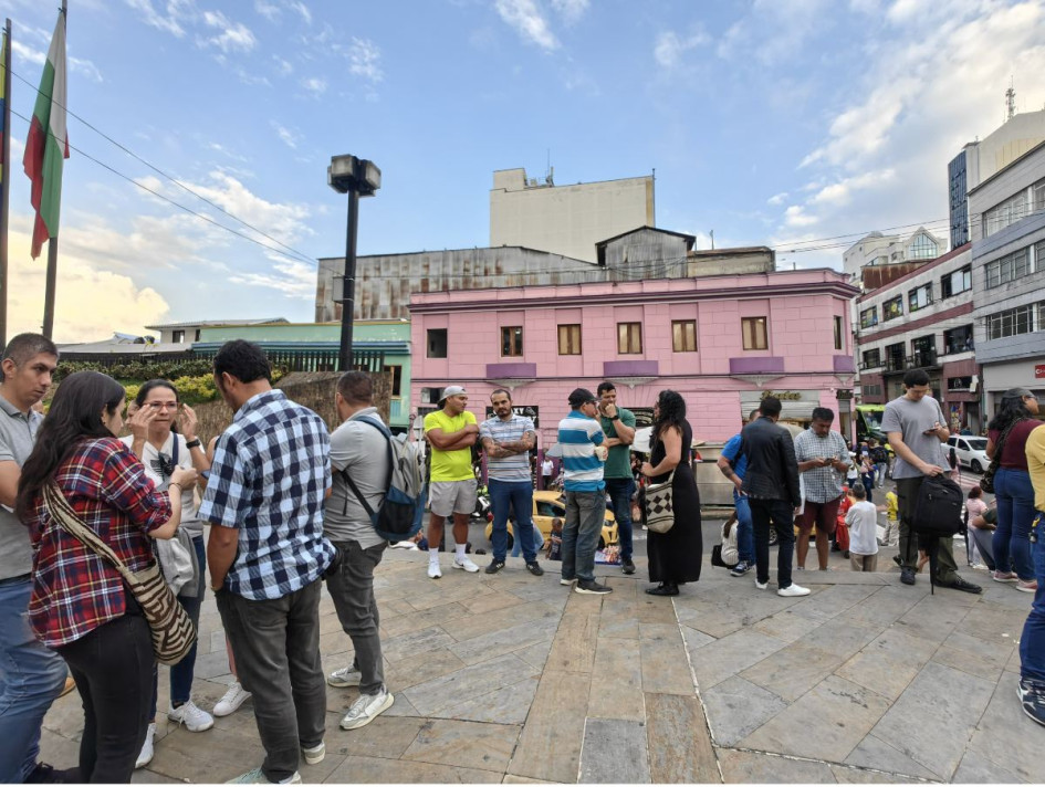 Los docentes realizaron un plantón a las afueras de la Alcaldía de Manizales para exigir un debido proceso.