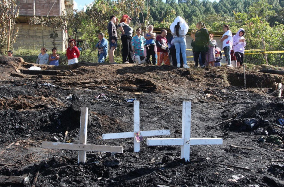 Poco pudieron hacer los vecinos por enfrentar las llamas. La comunidad no cuenta con acueducto.