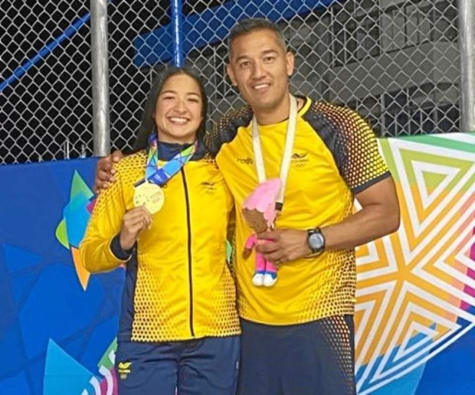 Foto | Archivo | LA PATRIA  Stefanía Gómez Hurtado registra tres récords nacionales en la modalidad de pecho: 50, 100 y 200 metros. Ella pasa con su entrenador, César Delgado, a la Liga de Antioquia.