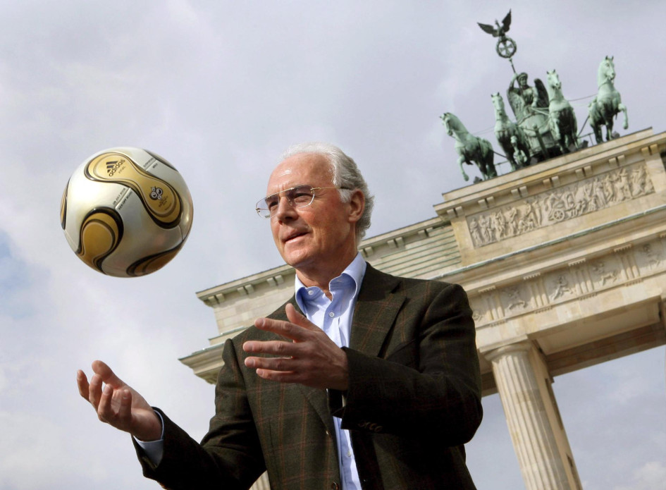 El exjugador y exentrenador alemán Franz Beckenbauer murió este domingo a los 78 años de edad, informó su familia este lunes.