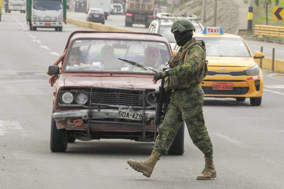 Un soldado del Batallón de Infantería de Guayaquil patrulla la salida de la ciudad al cantón de Daule, en Guayaquil (Ecuador).