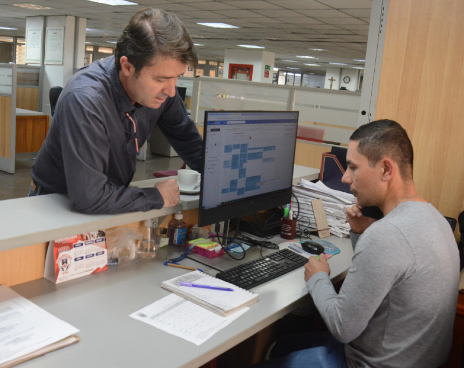 David Eduardo Gómez Springstube (izquierda), secretario de Salud Pública de Manizales, afuera de su despacho con Huberney Arango, un colaborador de dicha cartera municipal.