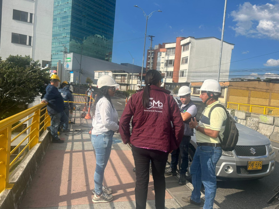 La obra pretende evitar los lanzamientos al vacío. Ayer visitaron el sitio algunos trabajadores y funcionarios.