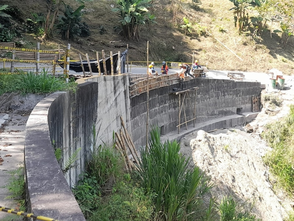 Se nota la diferencia entre la primera parte del muro de contención construido en la etapa inicial, con el segundo tramo que está a punto de culminar, pero quedó faltando presupuesto para estabilizar la obra.