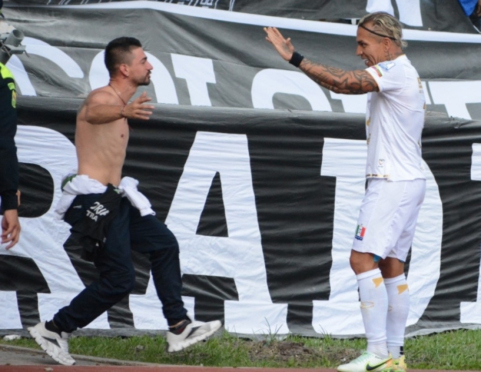 La celebración de Dayro Moreno con un aficionado que saltó a la pista atlética. Con su gol, del Once Caldas le ganó 2-1 al Boyacá Chicó.