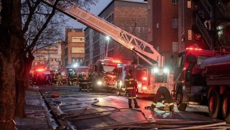 En agosto, al menos 77 personas murieron también en Johannesburgo en el incendio de un edificio de cinco pisos llamado "Refugio de Sintecho Usindiso", propiedad de la ciudad y arrendado a una ONG.