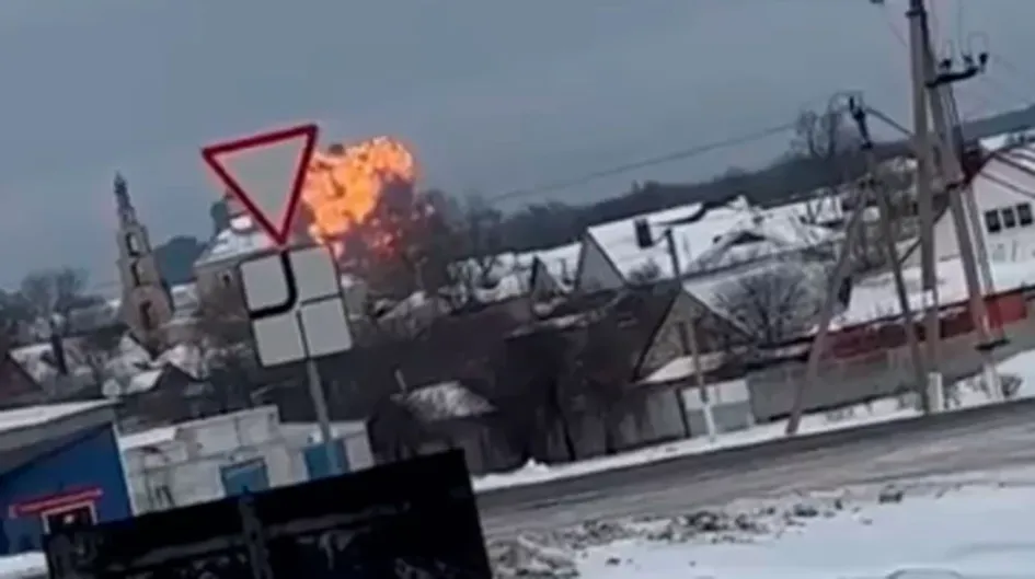 El avión ruso de transporte militar Il-76, en el que viajaban 74 personas (de estas, 65 eran prisioneros de guerra ucranianos), se estrelló en la región de Bélgorod.