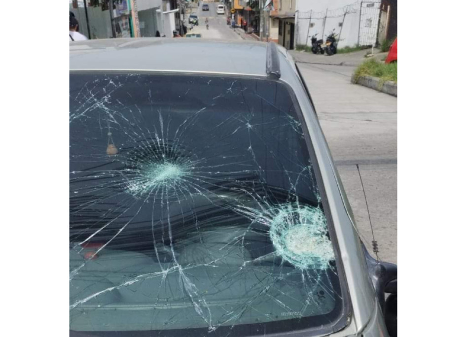 Así quedó el automóvil después del choque con la moto.