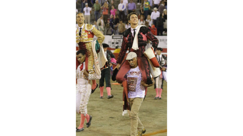 'El Búfalo', en su última vuelta al ruedo, llevando en hombros al torero peruano Andrés Roca Rey.