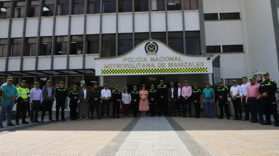 Los 14 diputados de Caldas posaron con los oficiales asignados a cada uno y con los comandantes de la Policía en Manizales y Caldas.