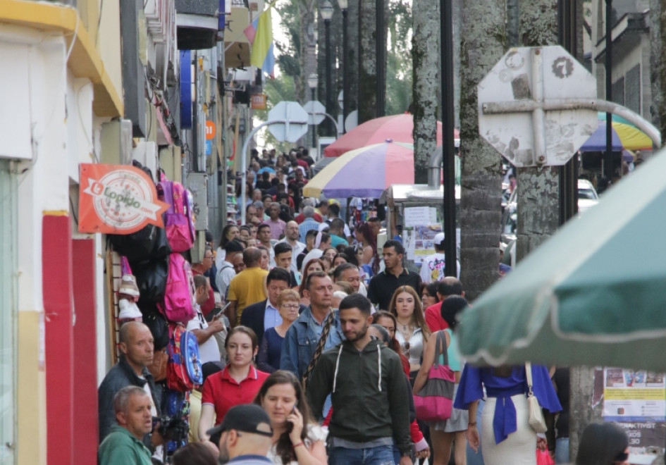 En la carrera 23 de Manizales, entre las calles 23 y 18, la congestión de peatones se vuelve más notoria.