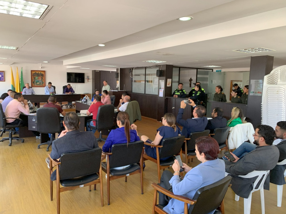 Momento de la sesión del Concejo de Neira con el acompañamiento de la Policía.