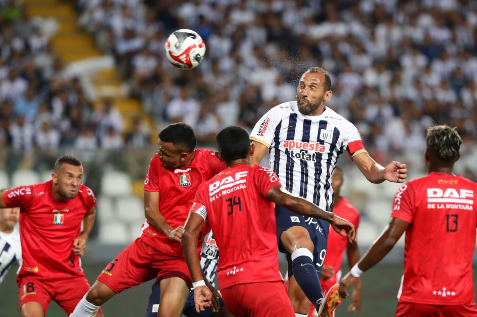 El argentino Hernán Barcos (de blanco y azul) anotó los dos goles de la noche para darle la victoria a Alianza Lima frente al Once Caldas en el estadio Nacional de Perú. 