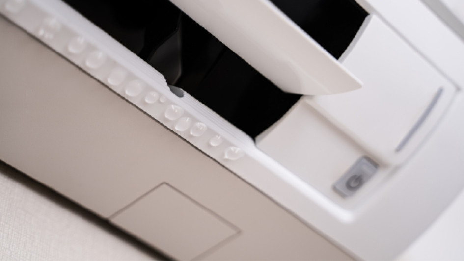 Aire acondicionado con gotas de agua a punto de caer de su parte de abajo.