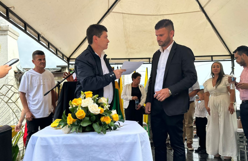El alcalde Carlos Alberto Cortés Chavarriaga (derecha) tomó juramento de su cargo ante el juez promiscuo de Marmato, Jorge Mario Vargas Agudelo.