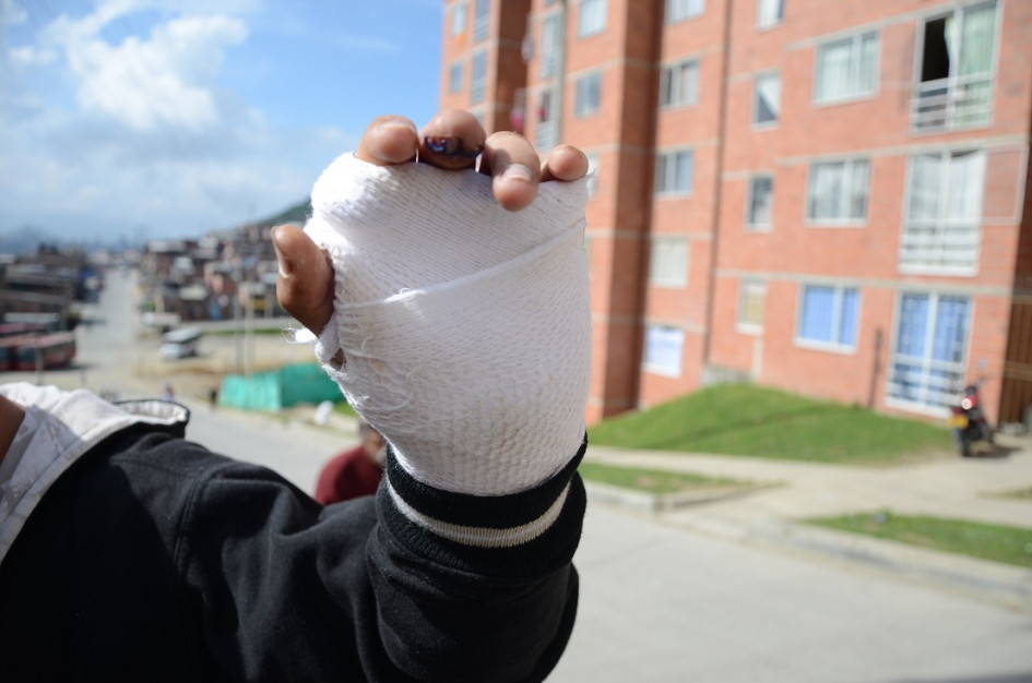 Las personas que tengan culpabilidad en la entrega de este material a los menores de edad o a personas alicoradas, empezarán en un proceso legal que los llevará a pagar una multa económica (esta puede ir de 2 a 20 Salarios Mínimos Legales Mensuales Vigentes (SMLMV). Los padres o cuidadores encontrados con pólvora serán requeridos por el Instituto Colombiano de Bienestar Familiar (ICBF).